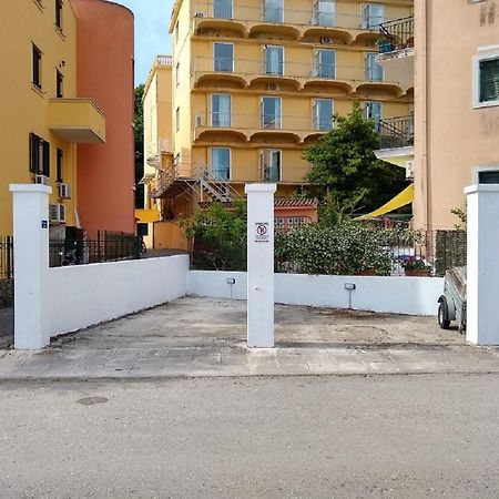 The Bluehouse - Spacious Top Floor Flat With Parking, By Mon Repos Beach Corfu  Экстерьер фото