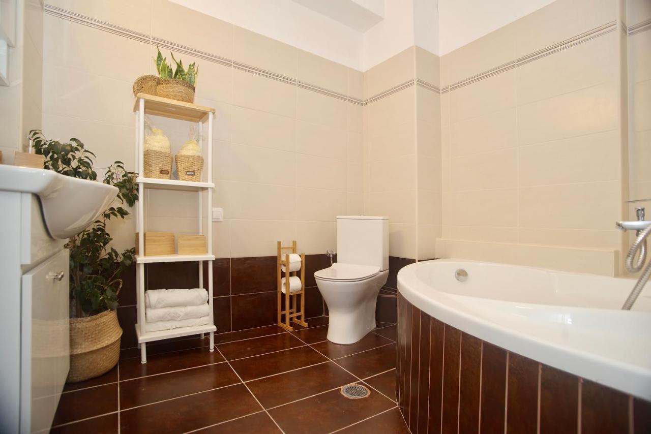 The Bluehouse - Spacious Top Floor Flat With Parking, By Mon Repos Beach Corfu  Экстерьер фото